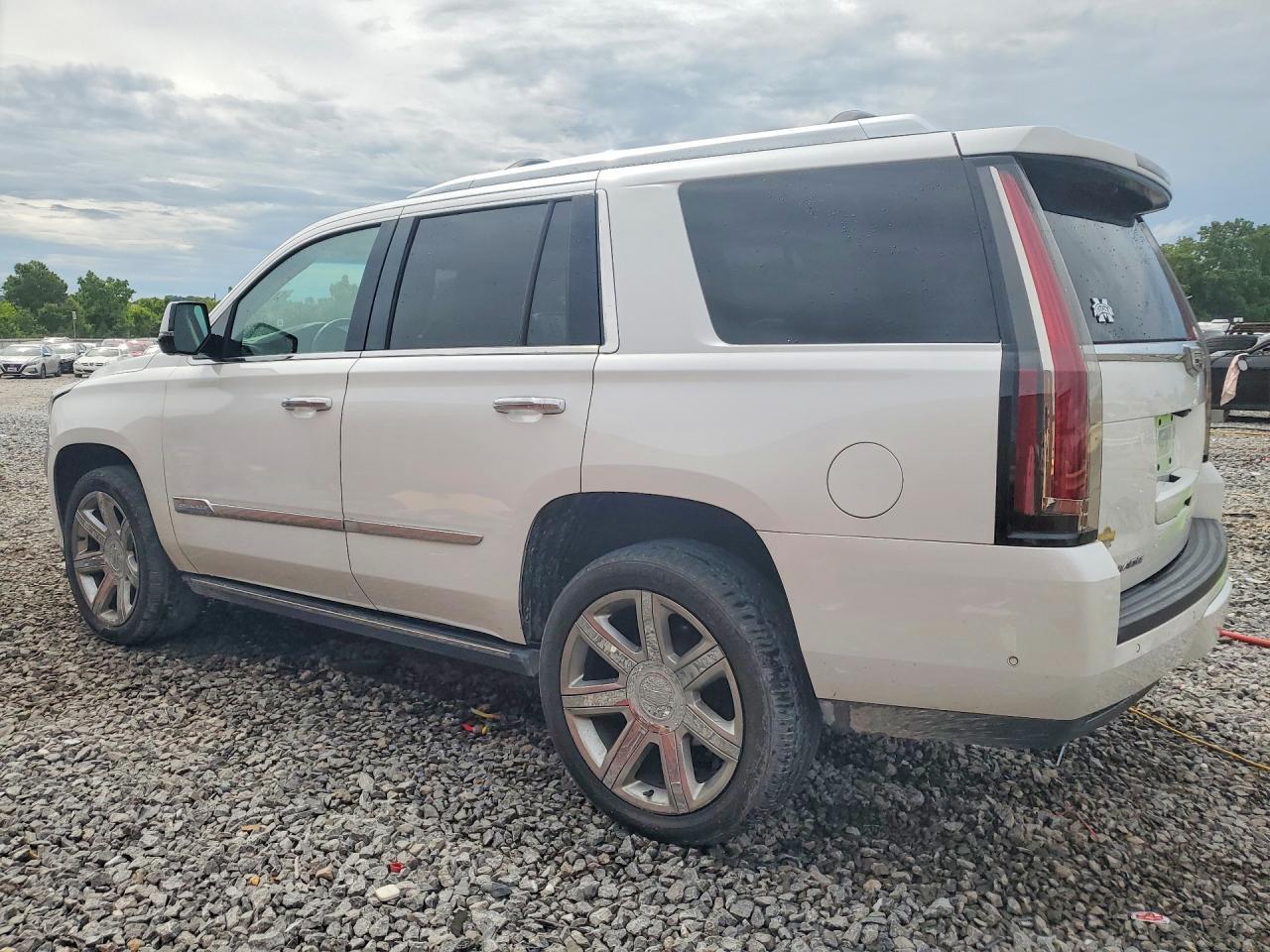 2018 Cadillac Escalade Premium Luxury - zdjęcie 2