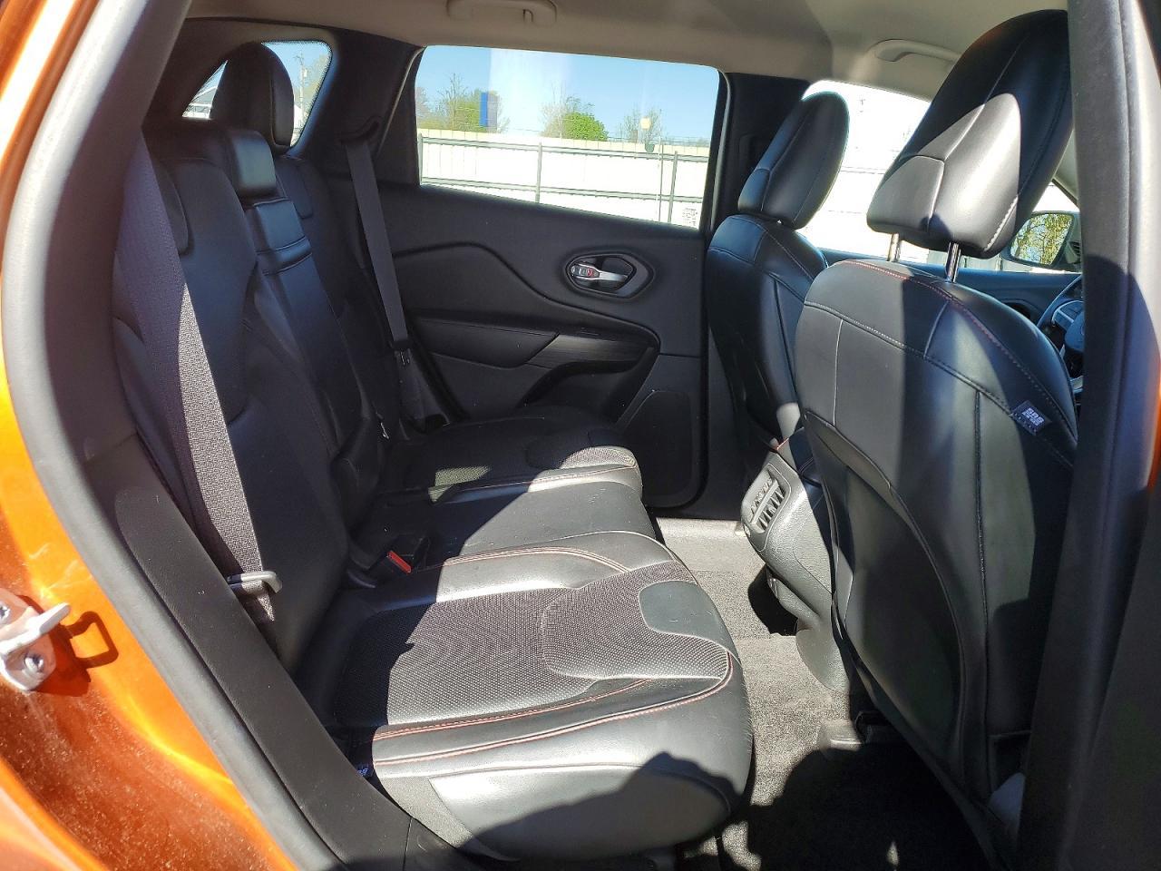 2016 Jeep Cherokee Trailhawk - zdjęcie 11