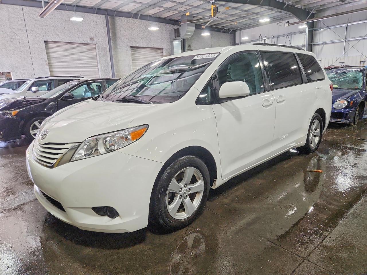 2017 Toyota Sienna Le - zdjęcie główne