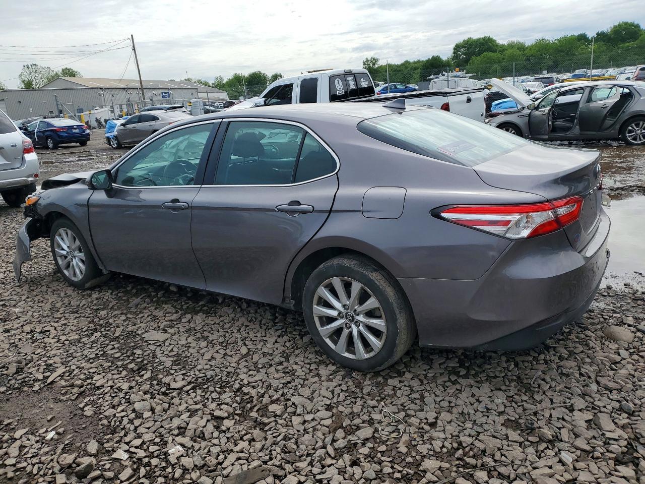 2019 Toyota Camry Le - zdjęcie 2