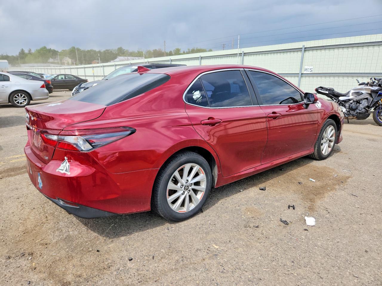 2021 Toyota Camry Le - zdjęcie 3