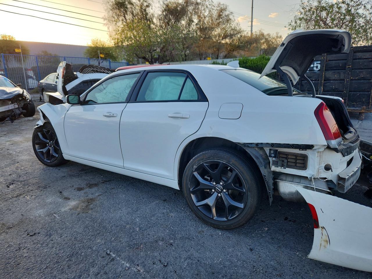 2023 Chrysler 300 - zdjęcie 2