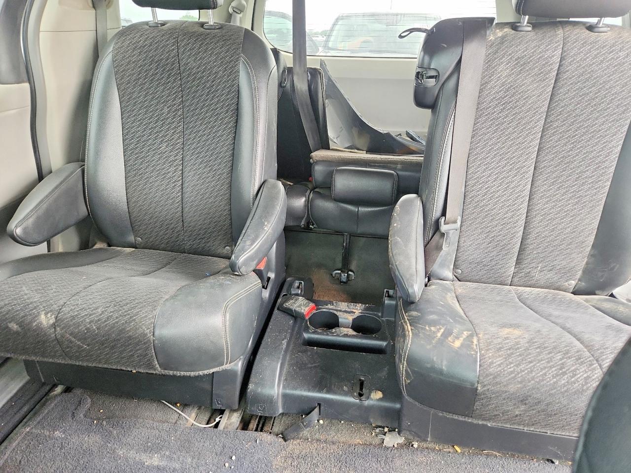 2013 Toyota Sienna Sport - zdjęcie 10