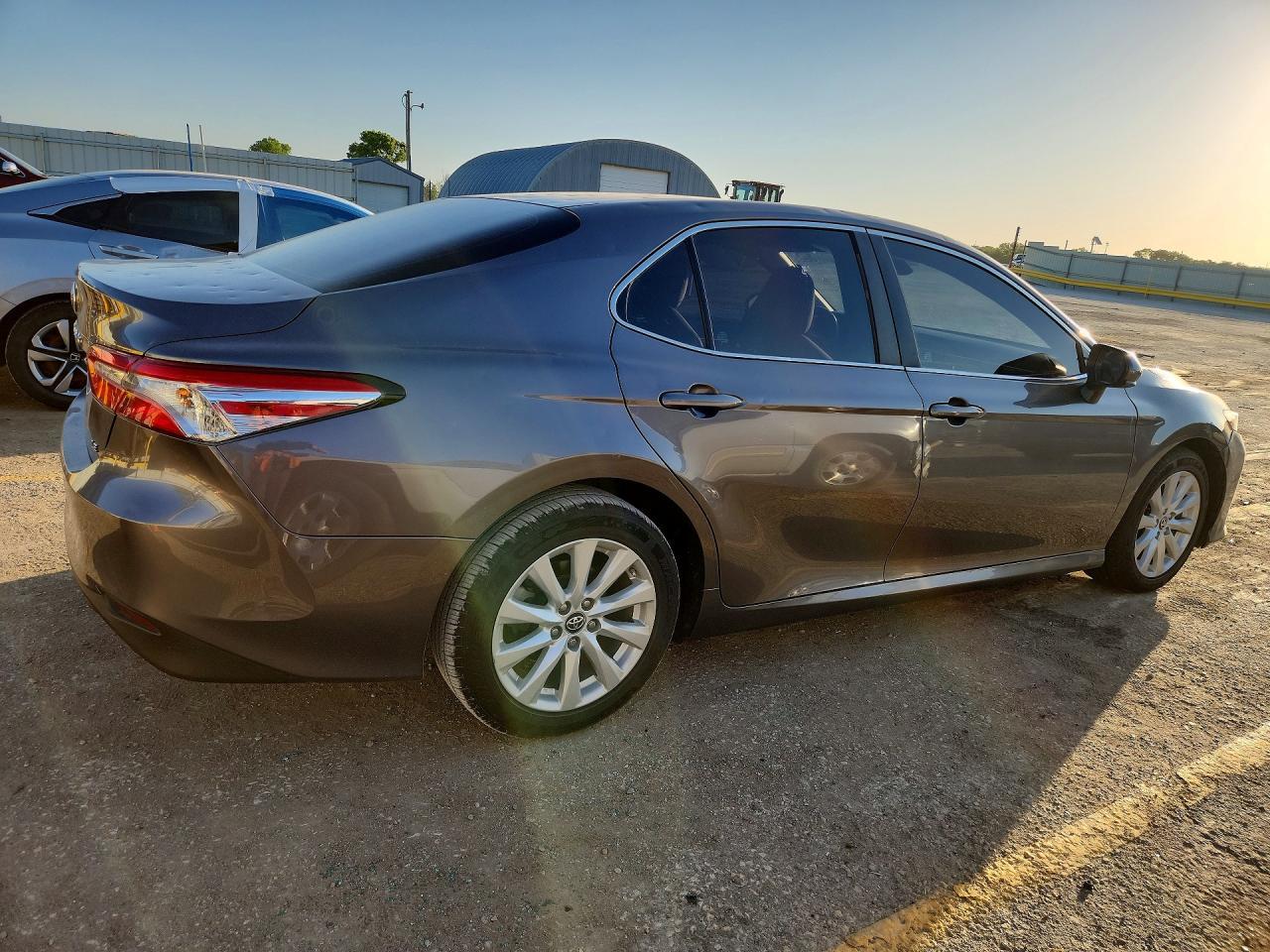 2018 Toyota Camry Le - zdjęcie 3