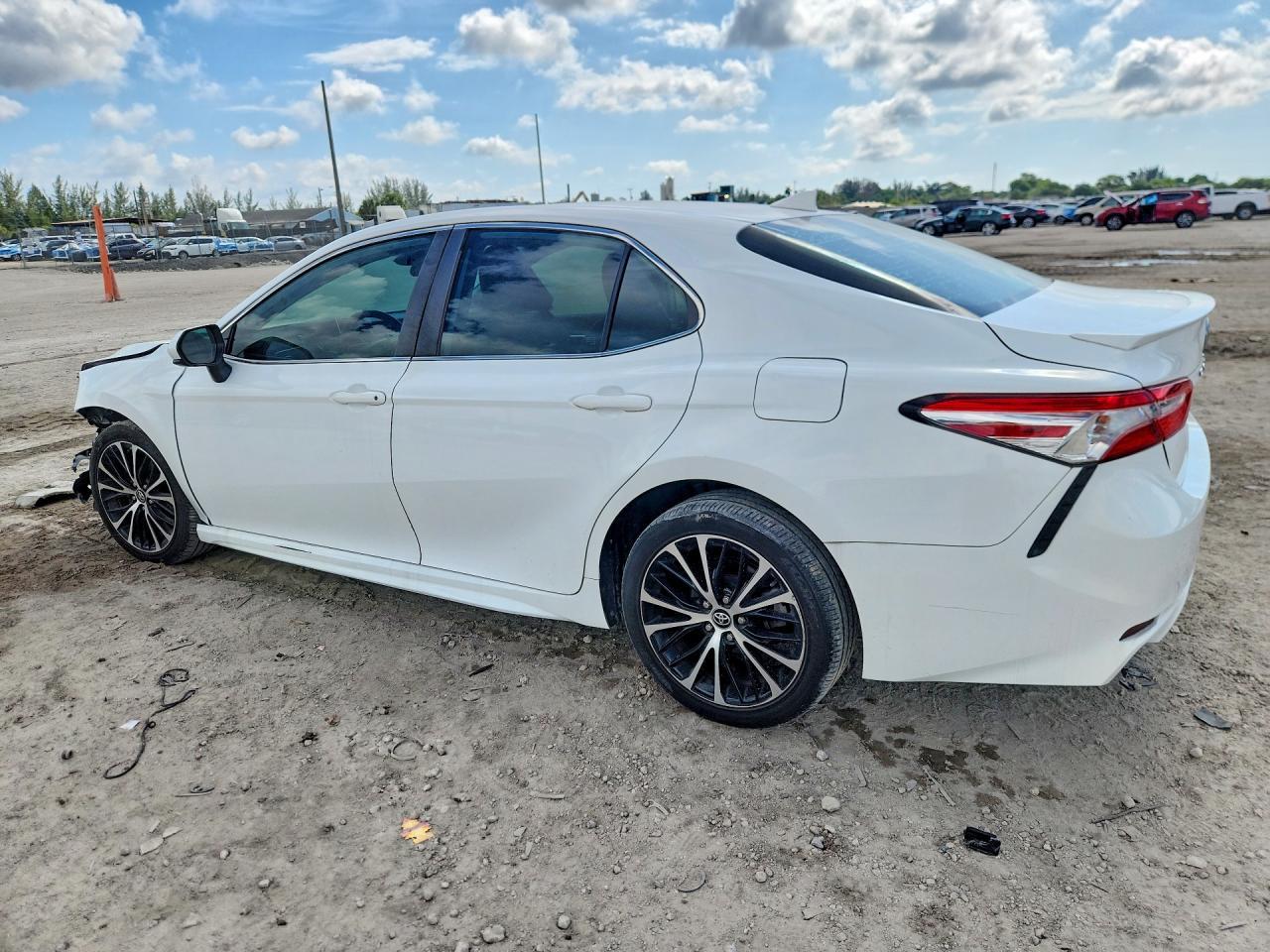 2020 Toyota Camry Se - zdjęcie 2