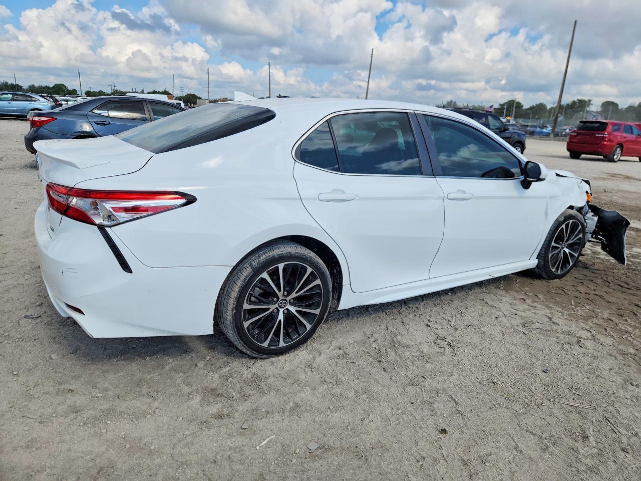 2020 Toyota Camry Se - zdjęcie 3