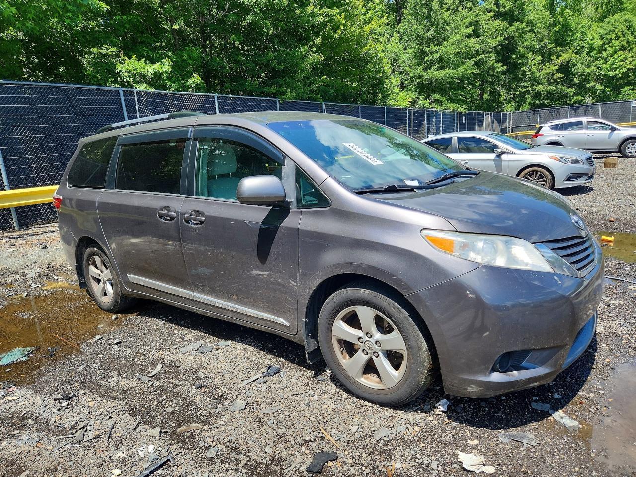 2016 Toyota Sienna Le - zdjęcie 4