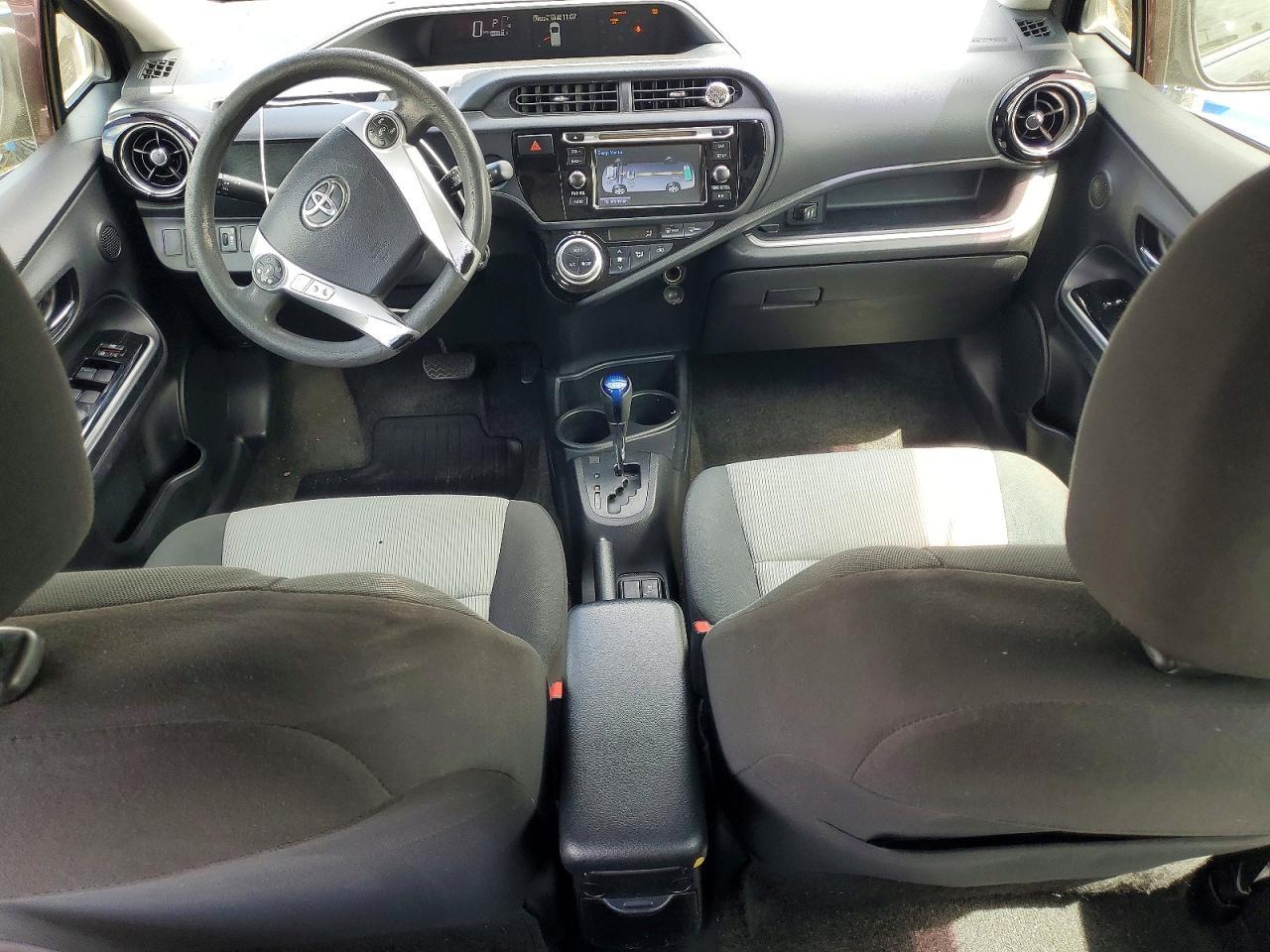 2015 Toyota Prius - zdjęcie 8