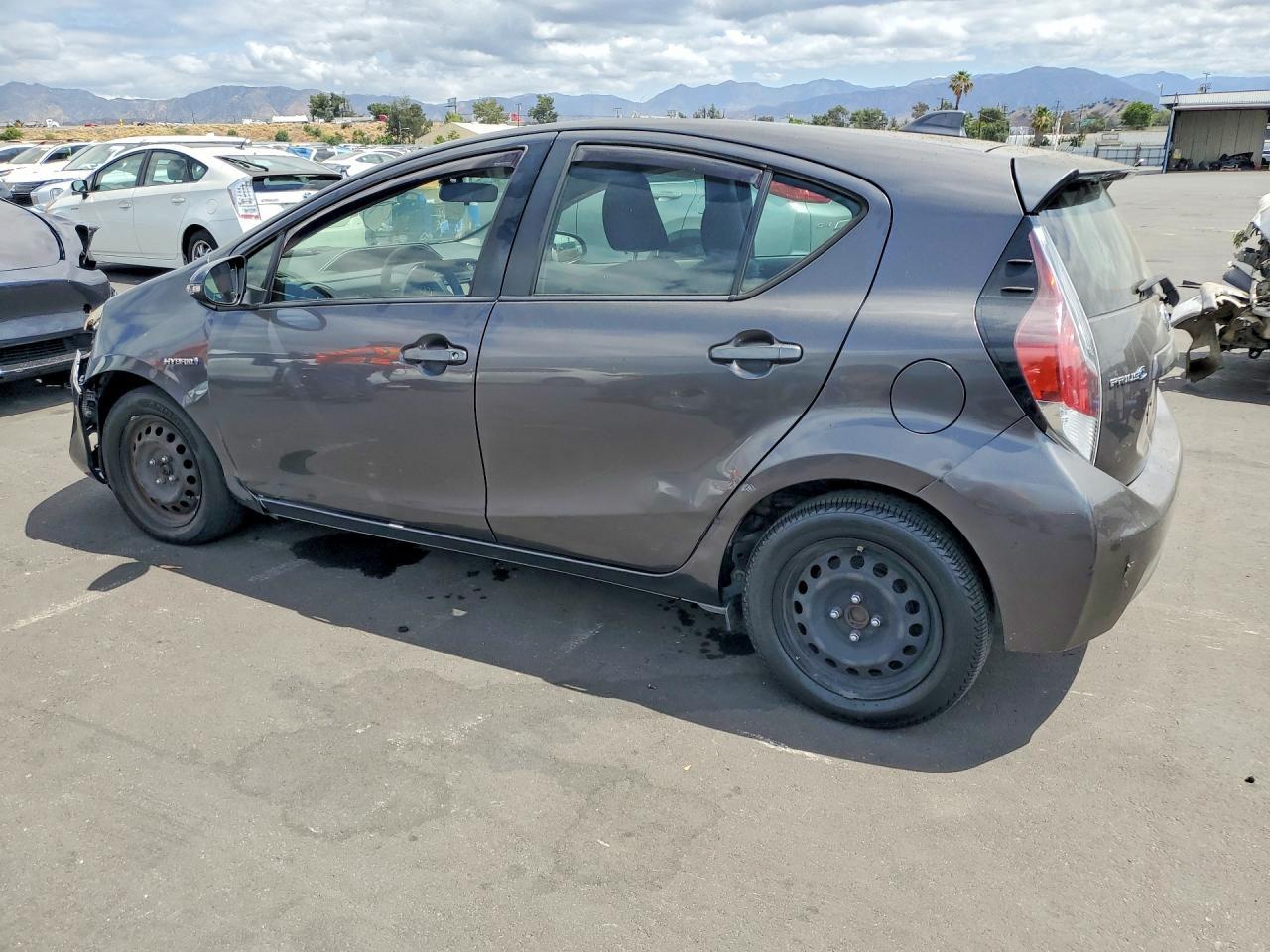2015 Toyota Prius - zdjęcie 2