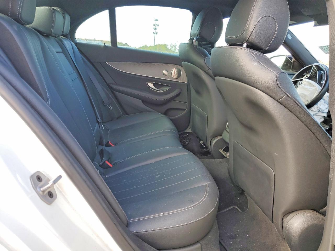 2022 Mercedes-Benz E 350 4Matic - zdjęcie 10