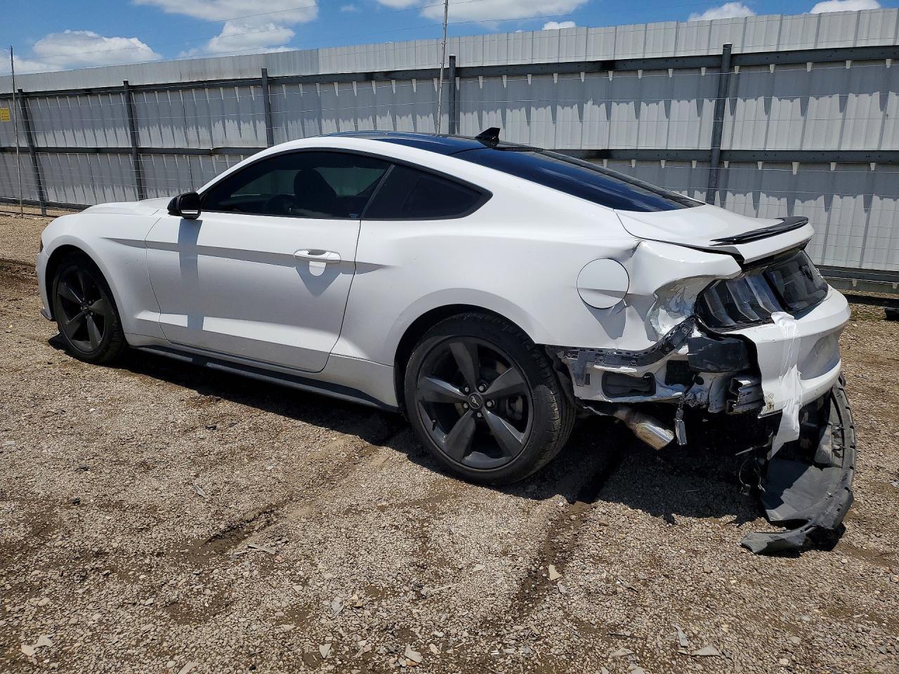 2021 Ford Mustang - zdjęcie 2