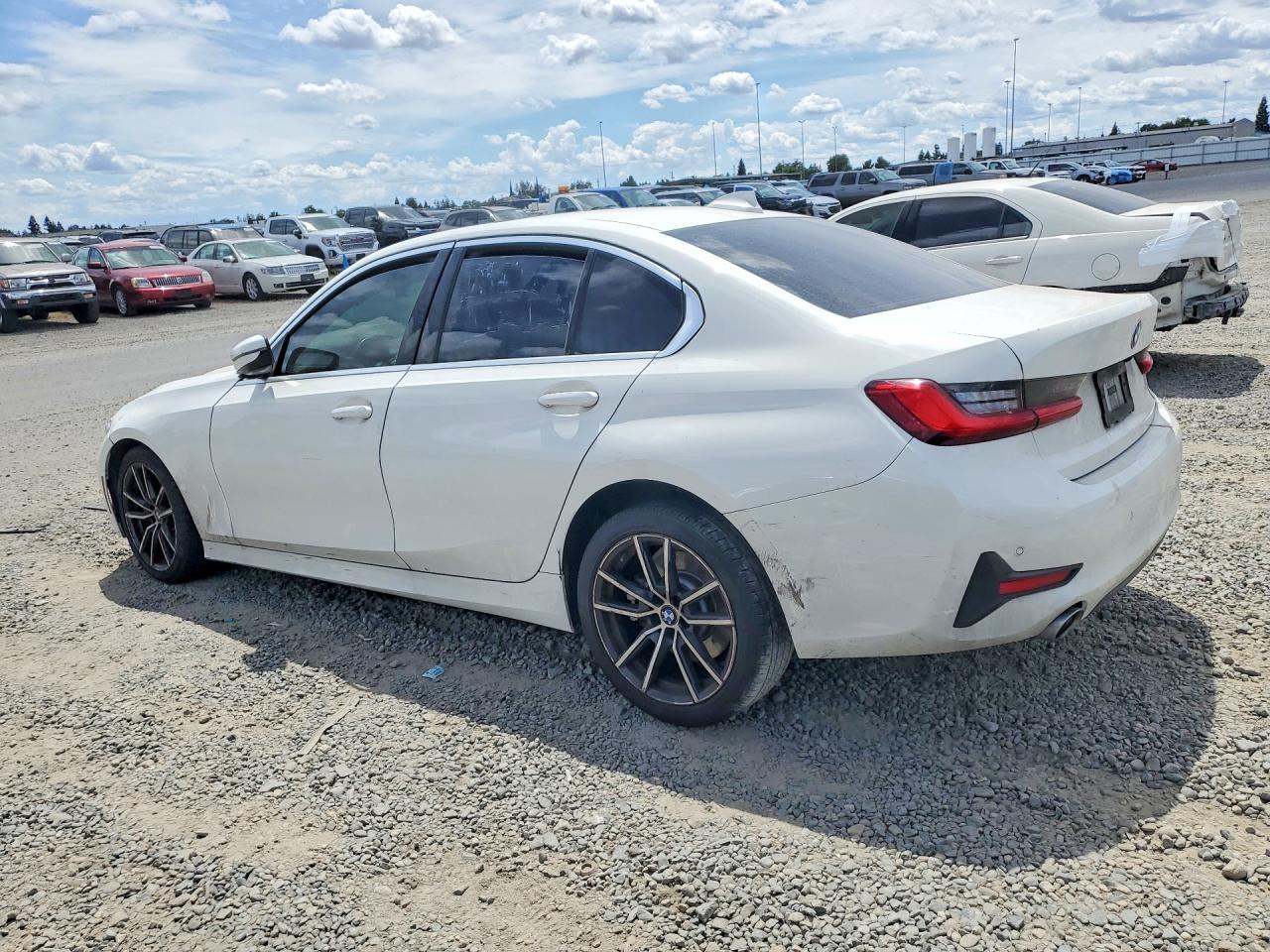 2020 BMW 330I - zdjęcie 2