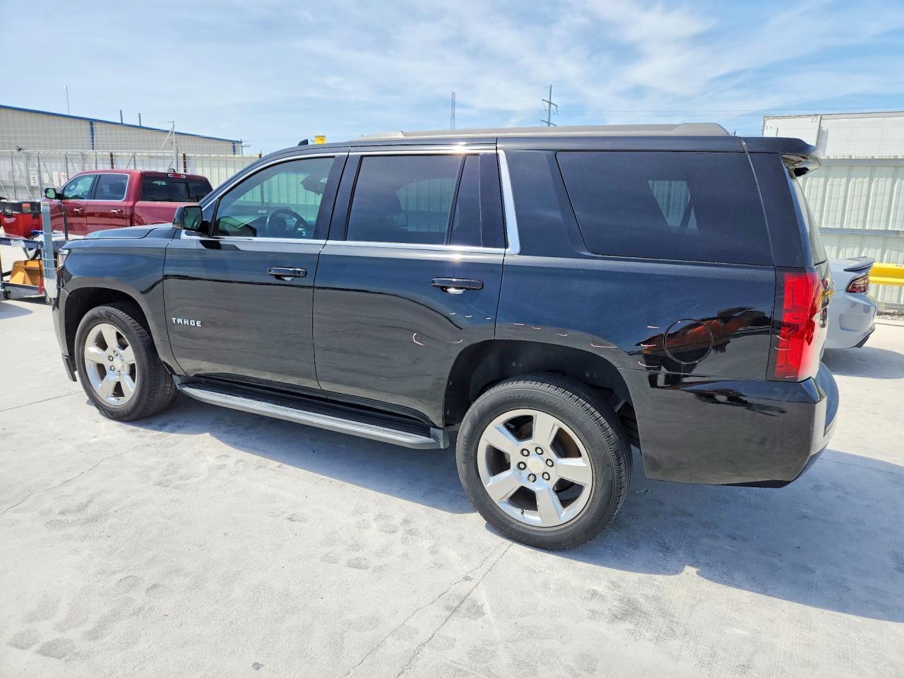 2019 Chevrolet Tahoe C1500 Ls - zdjęcie 2