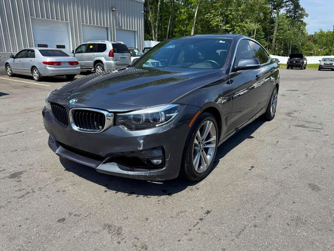 2018 BMW 330 Xigt - zdjęcie główne