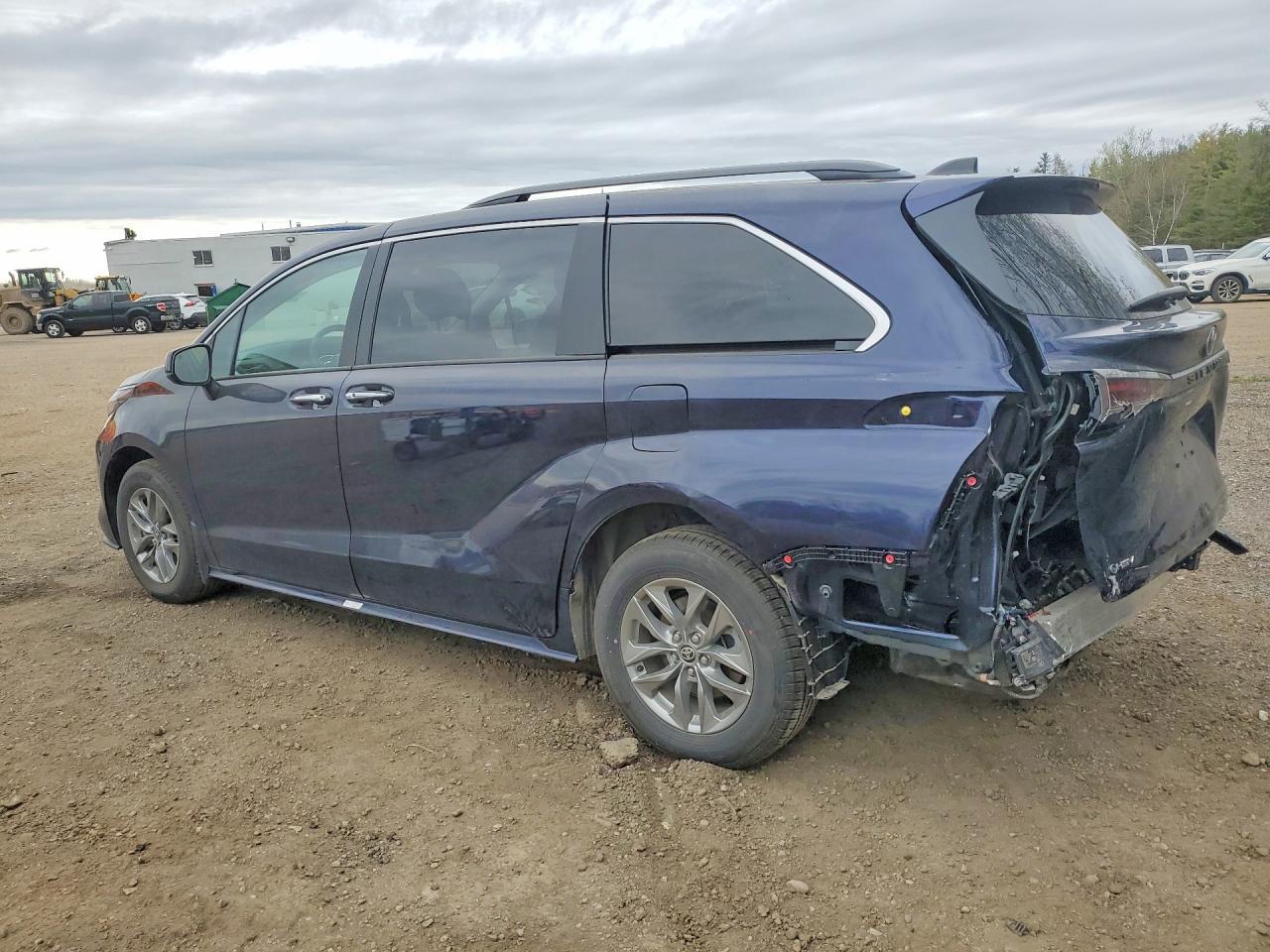 2026 Toyota Sienna Le - zdjęcie 2
