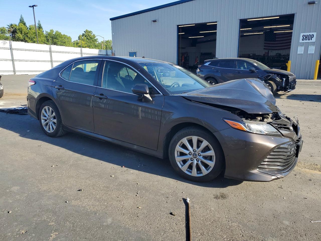 2018 Toyota Camry Le - zdjęcie 4