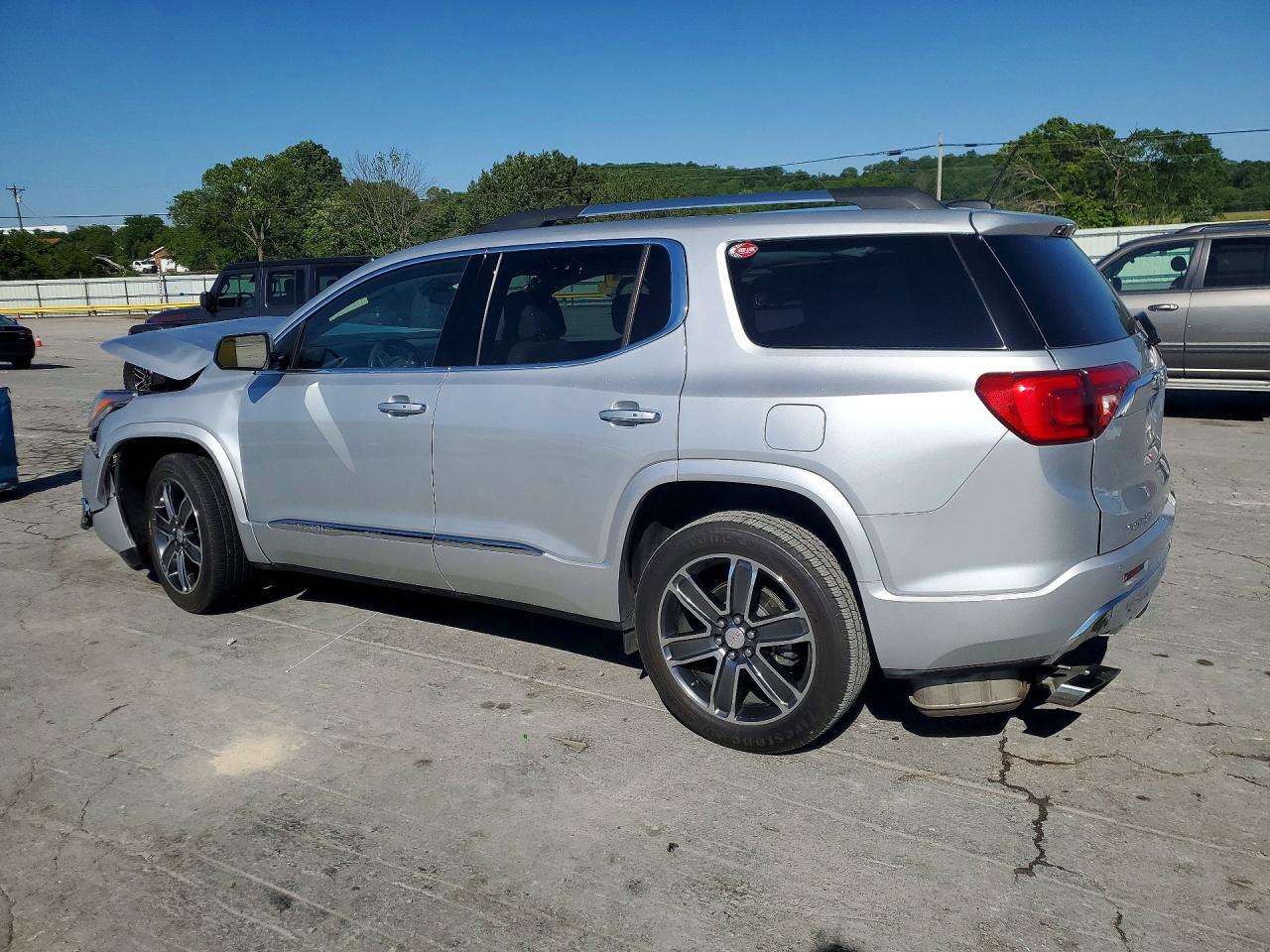 2017 GMC Acadia Denali - zdjęcie 2