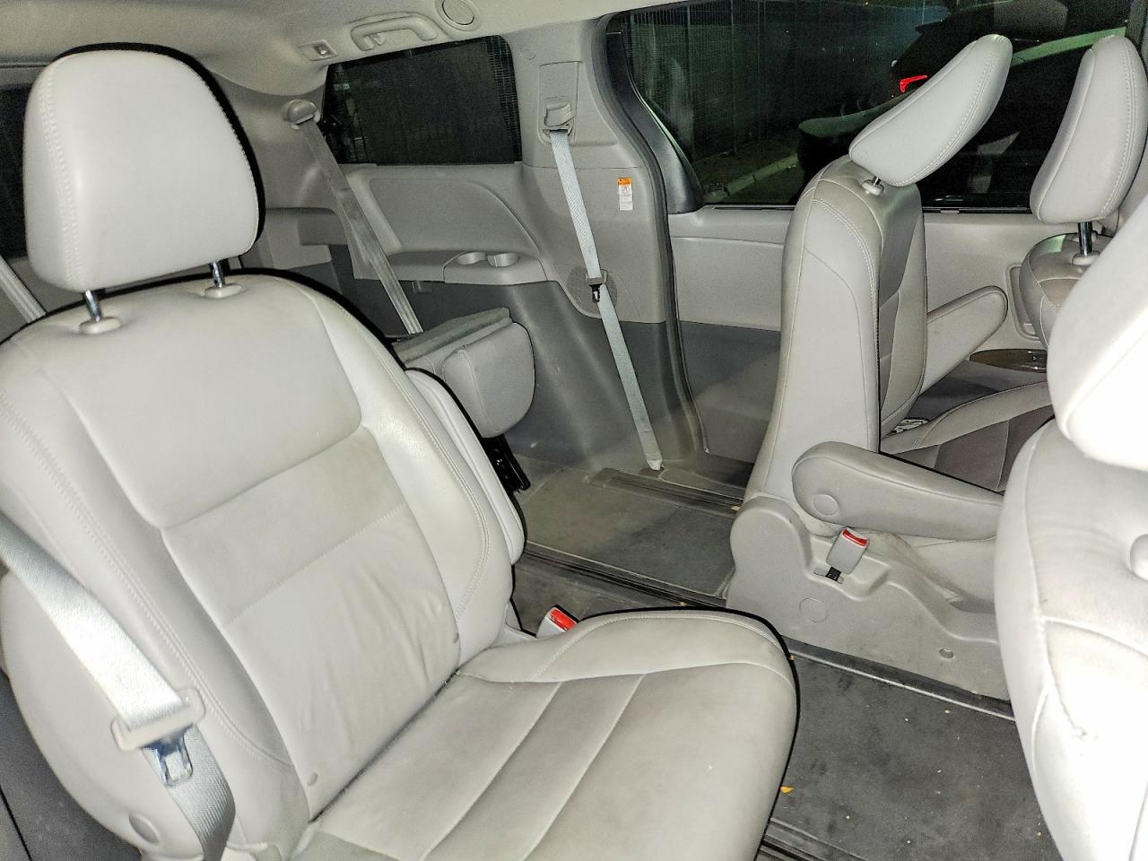2013 Toyota Sienna - zdjęcie 11