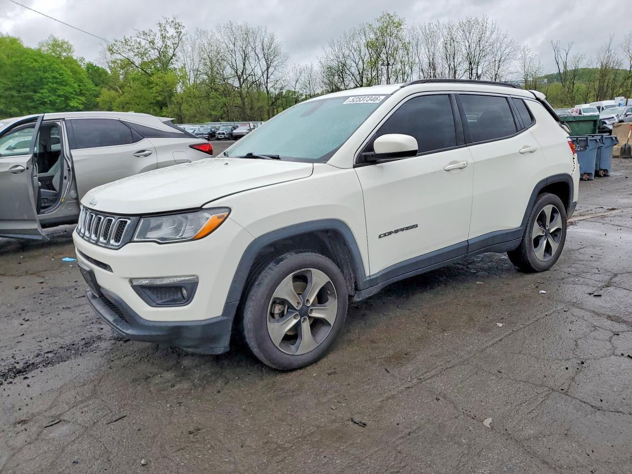 2017 Jeep Compass Latitude - zdjęcie główne