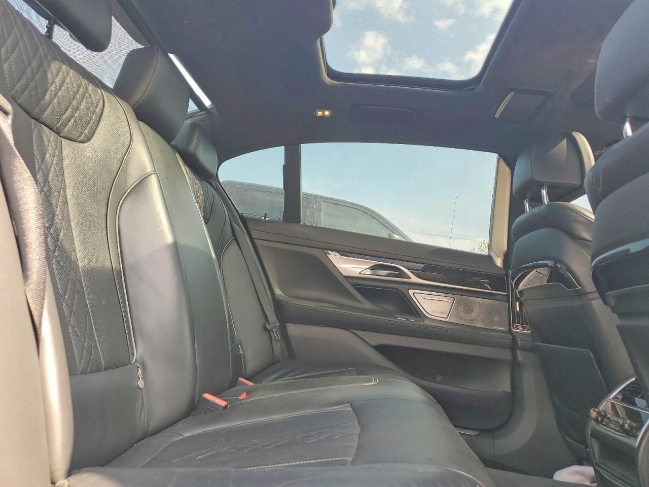 2016 BMW 750 I - zdjęcie 10