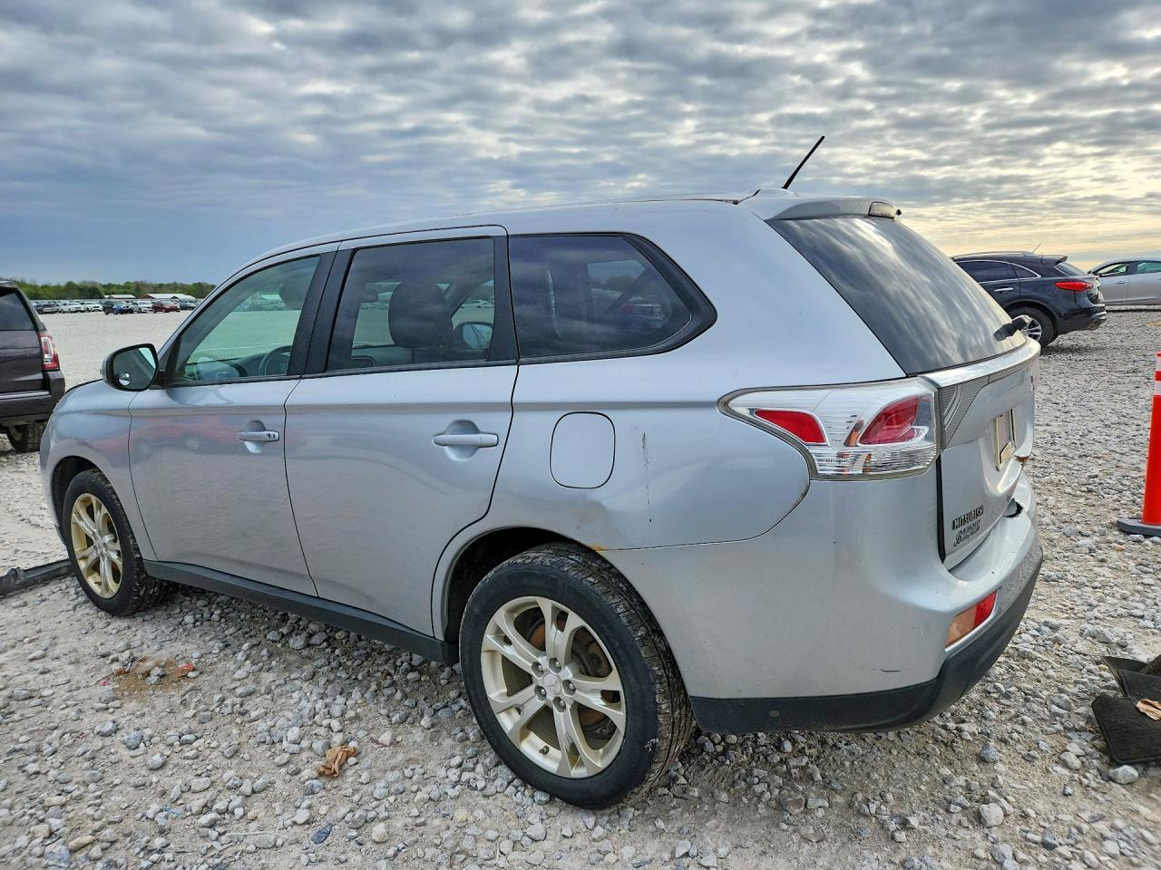 2014 Mitsubishi Outlander Se - zdjęcie 2