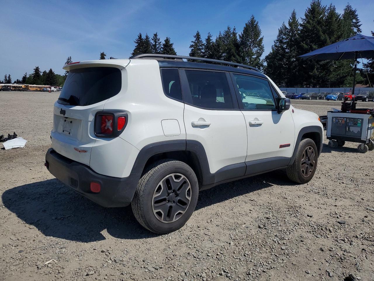 2016 Jeep Renegade Trailhawk - zdjęcie 3