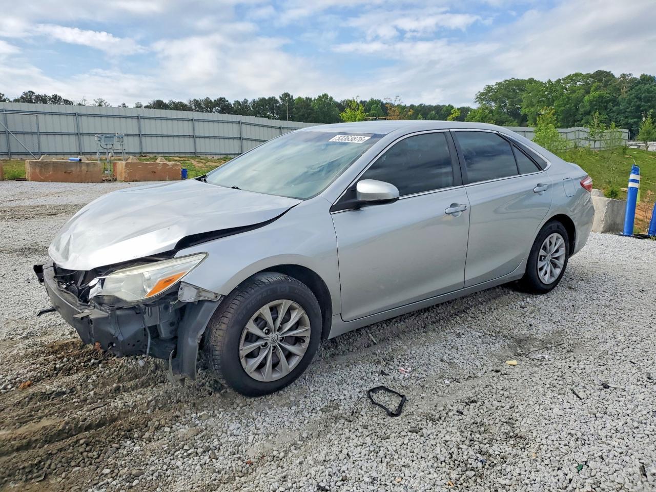 2015 Toyota Camry Le - zdjęcie główne