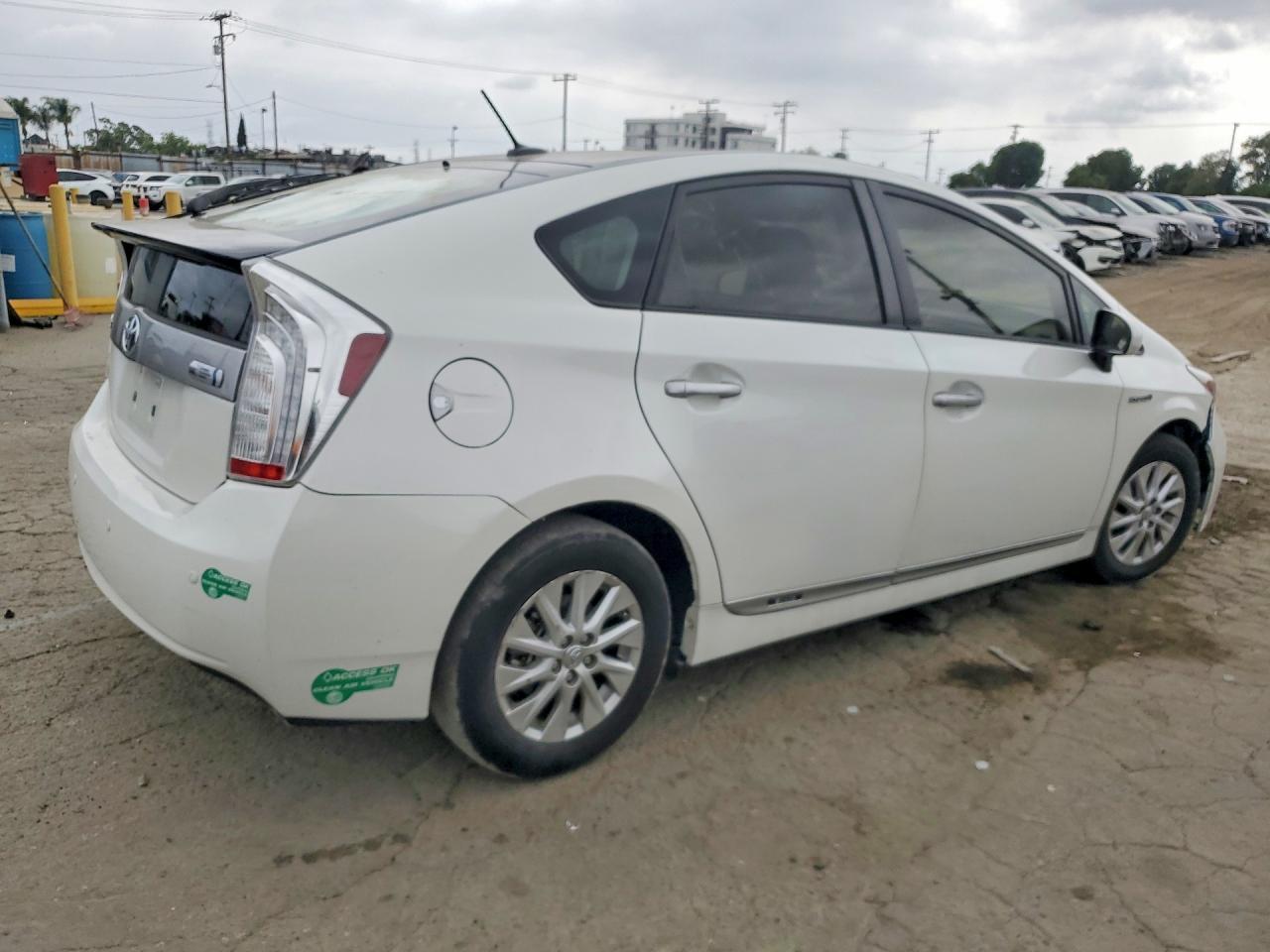 2015 Toyota Prius Plug-In Hybrid Base - zdjęcie 3