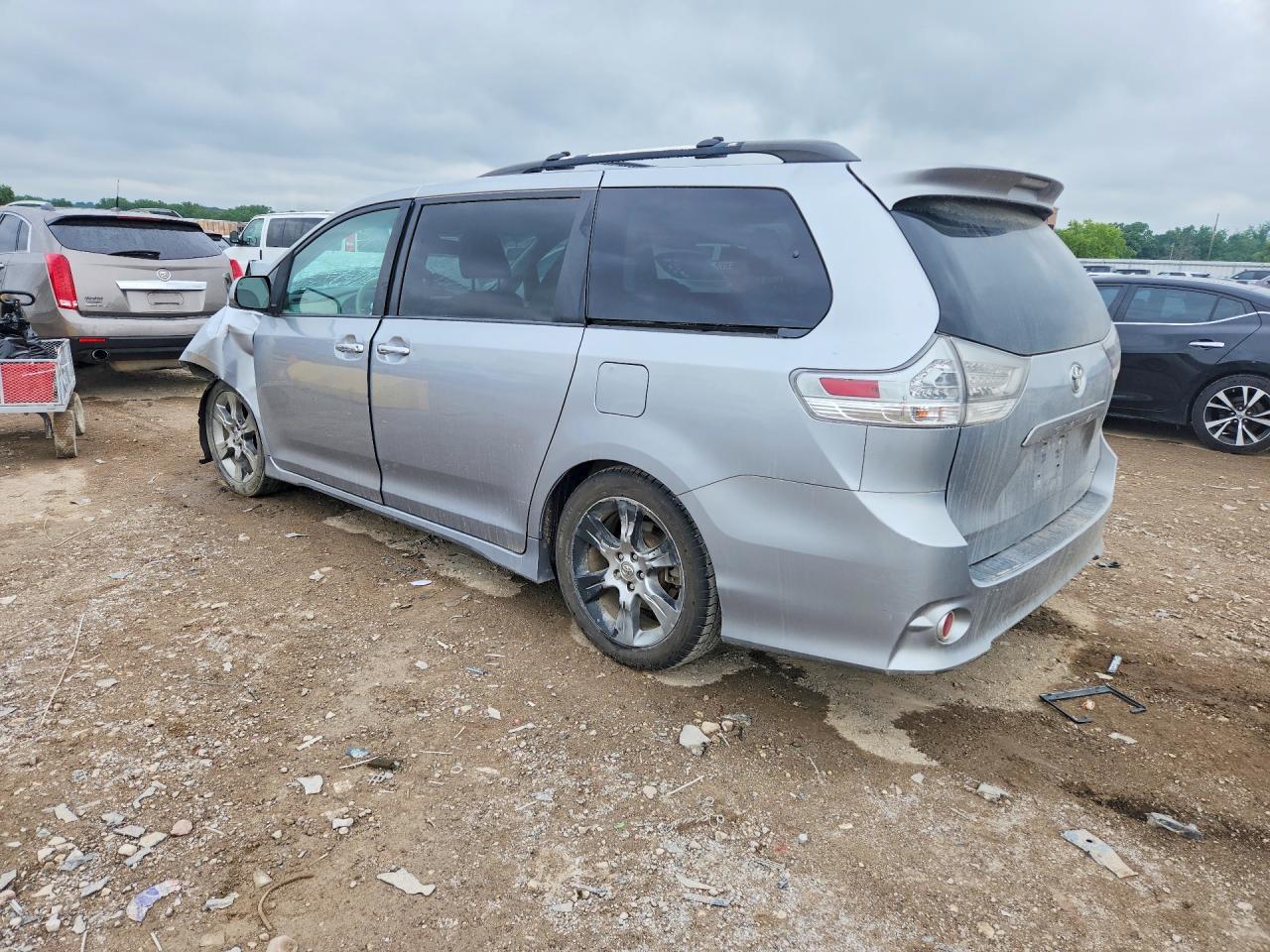 2013 Toyota Sienna Sport - zdjęcie 2