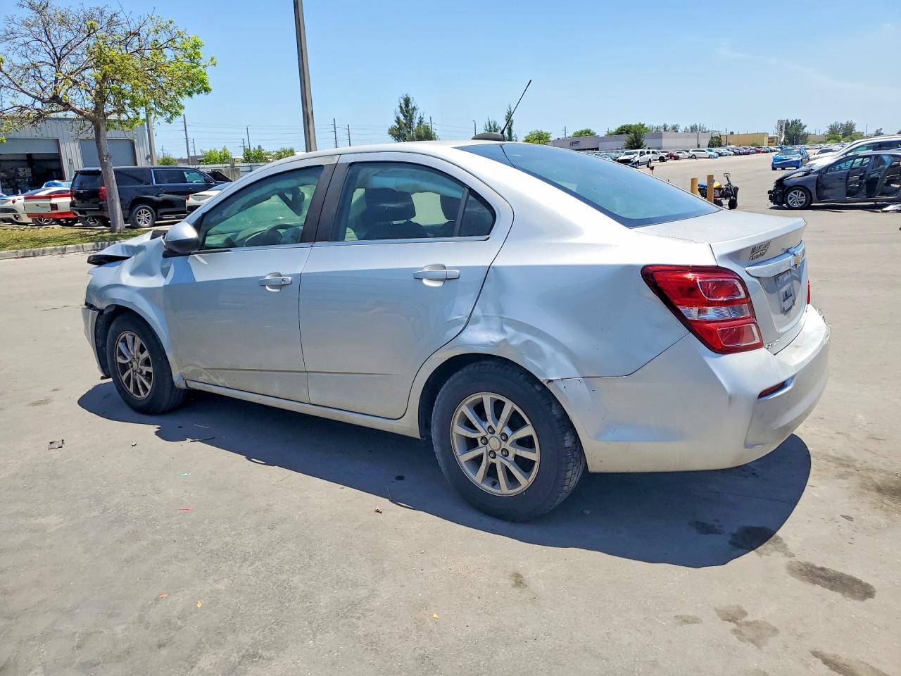 2017 Chevrolet Sonic Lt - zdjęcie 2