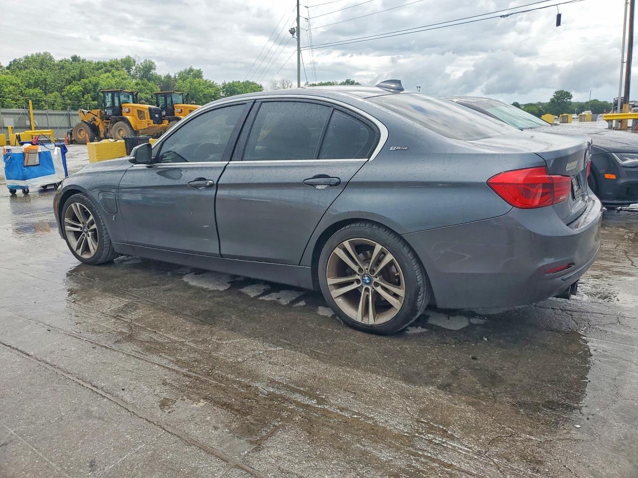 2018 BMW 330E - zdjęcie 2