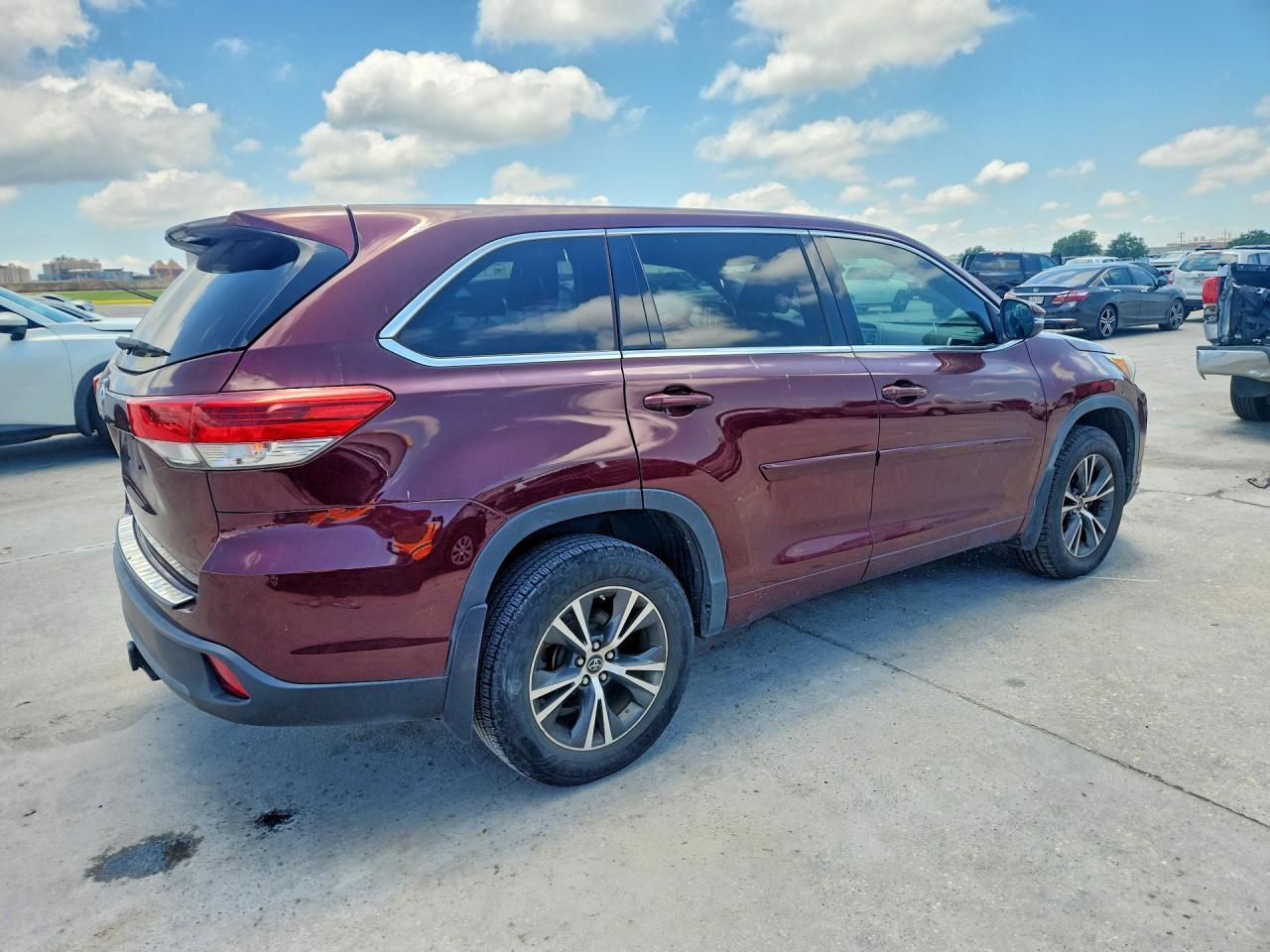 2017 Toyota Highlander Le - zdjęcie 3