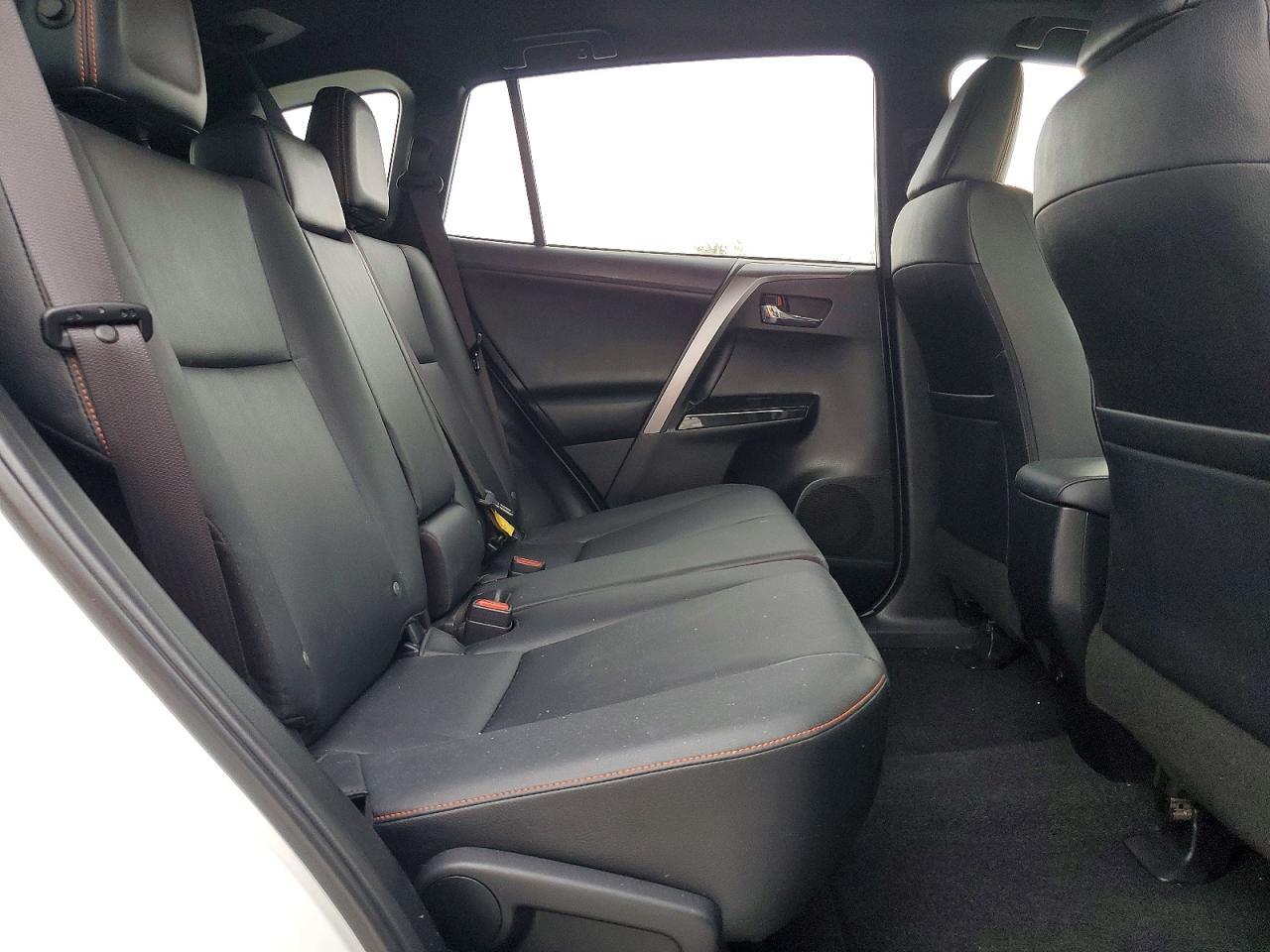 2017 Toyota Rav4 Se - zdjęcie 11