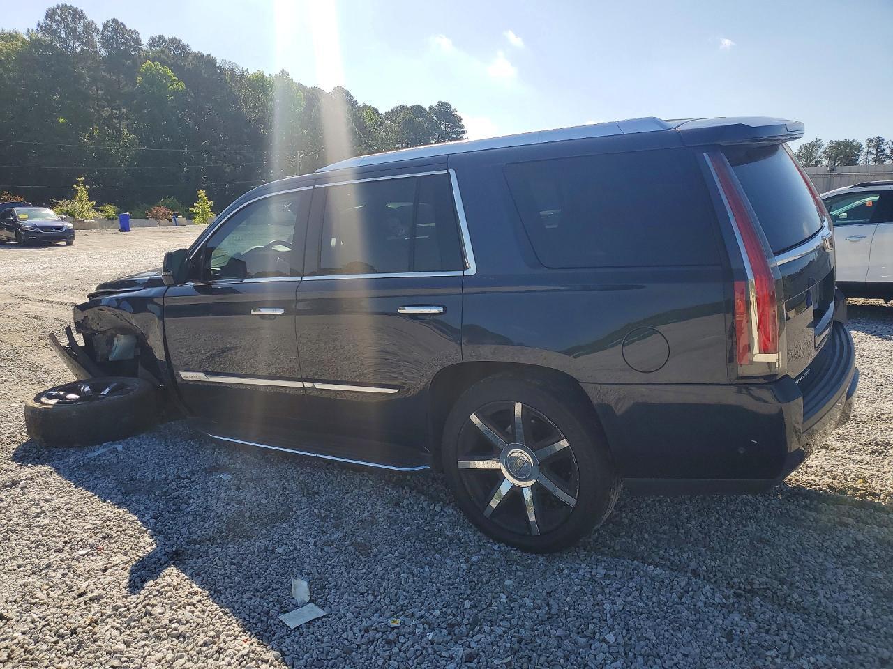 2017 Cadillac Escalade Luxury - zdjęcie 2