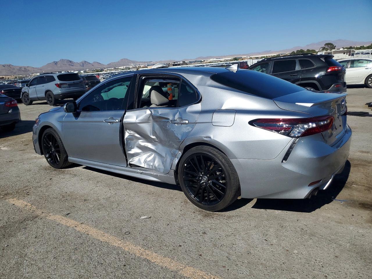 2024 Toyota Camry Xse - zdjęcie 2