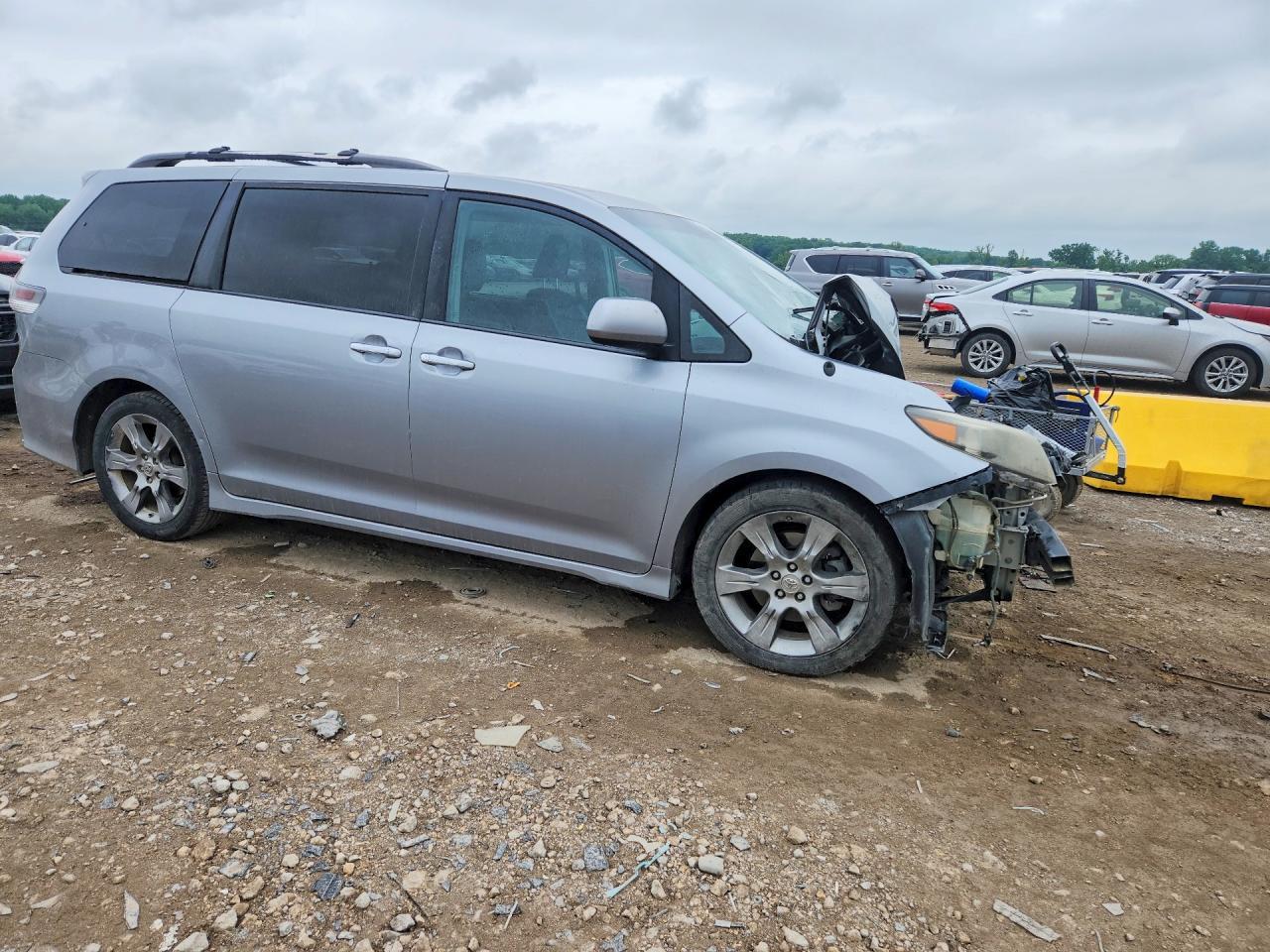 2013 Toyota Sienna Sport - zdjęcie 4