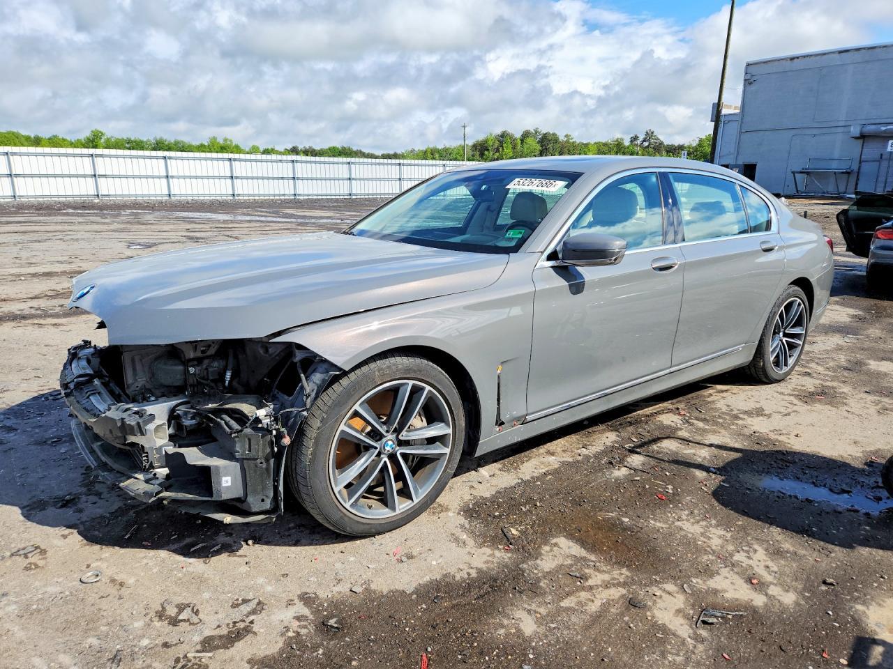 2020 BMW 750 Xi - zdjęcie główne