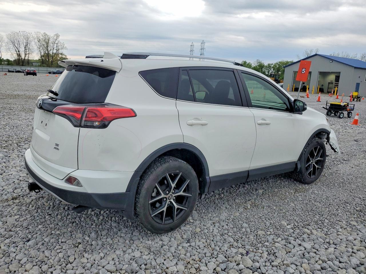 2017 Toyota Rav4 Se - zdjęcie 3