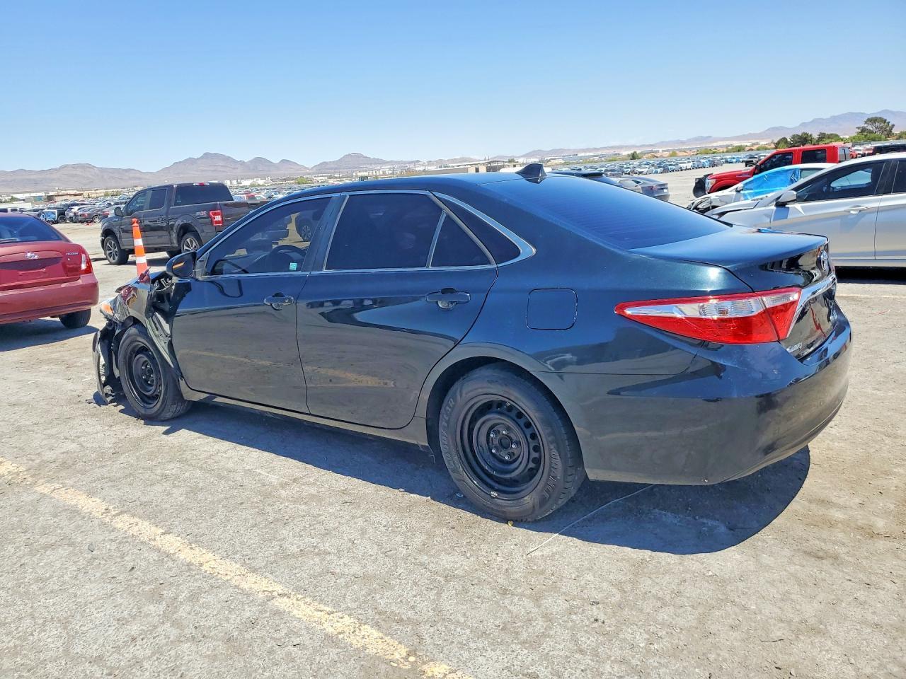 2016 Toyota Camry Le - zdjęcie 2