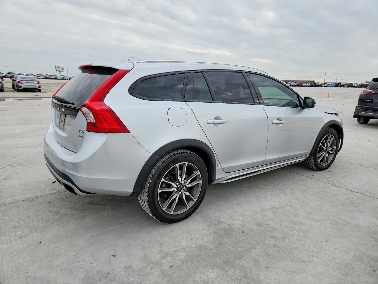 2016 Volvo V60 Cross Country Platinum - zdjęcie 3