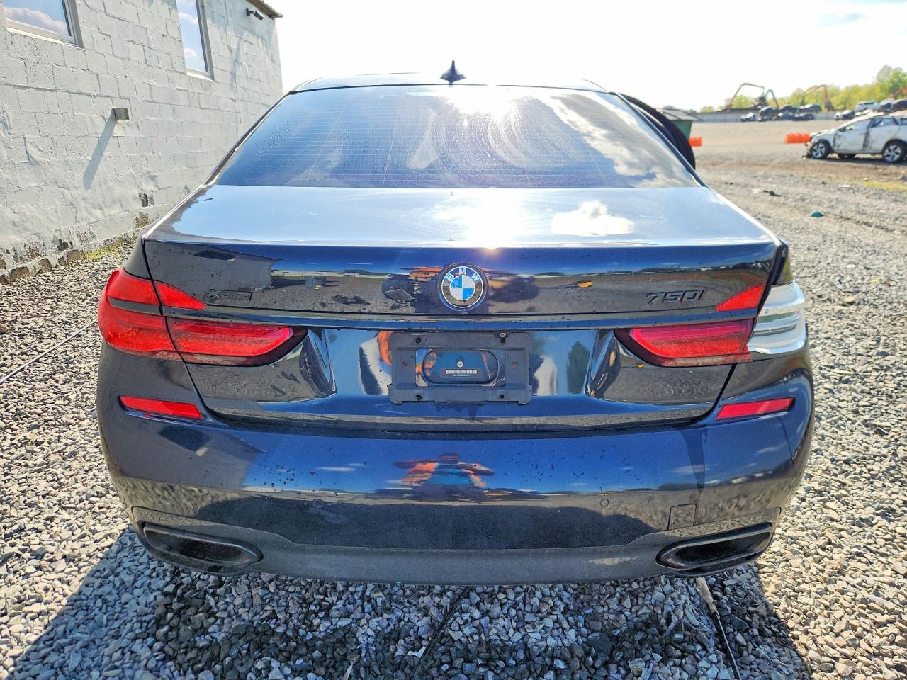 2016 BMW 750 Xi - zdjęcie 6