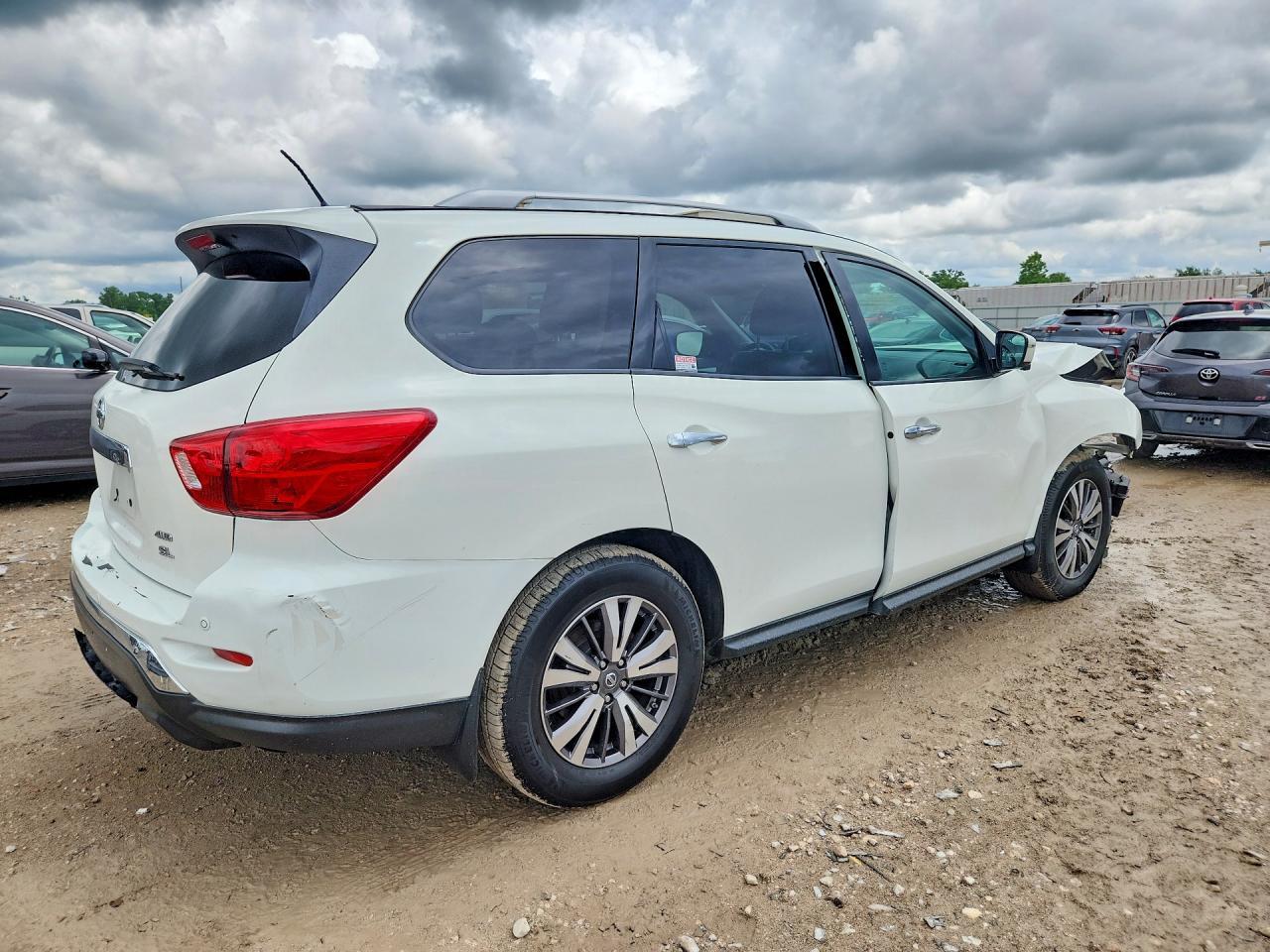 2017 Nissan Pathfinder - zdjęcie 3