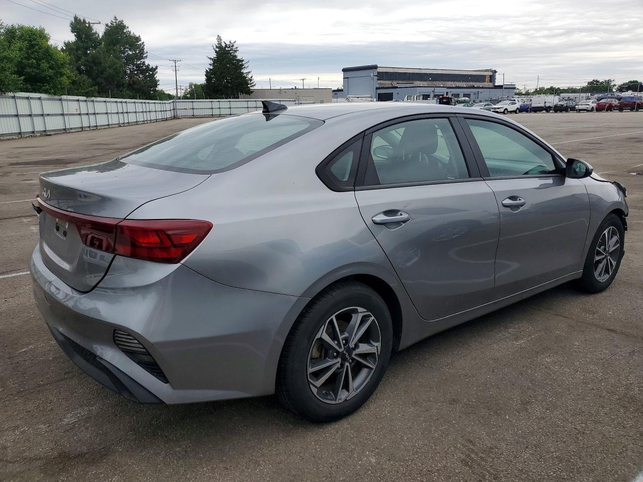 2022 Kia Forte Lxs - zdjęcie 3
