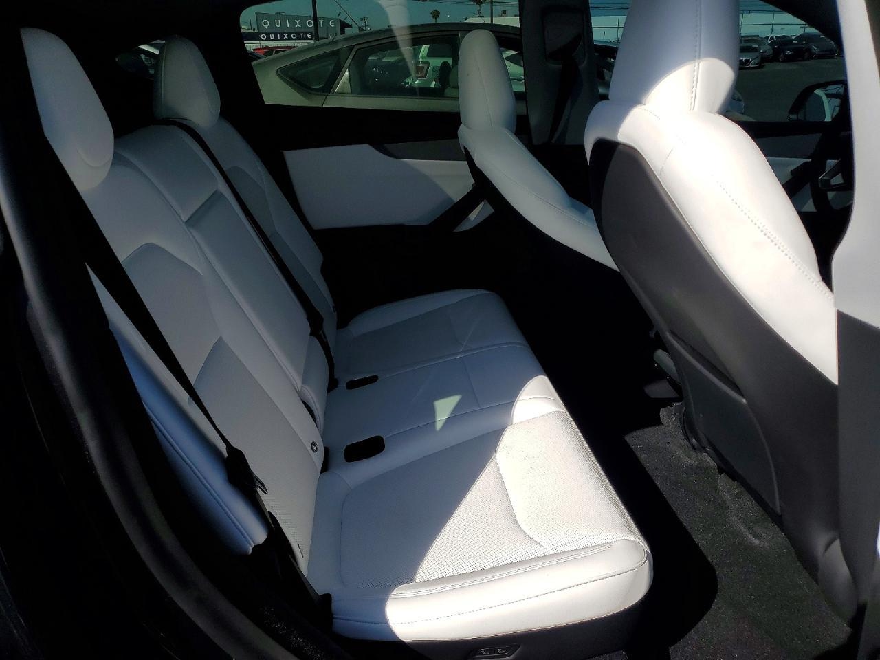 2026 Tesla Model Y - zdjęcie 11