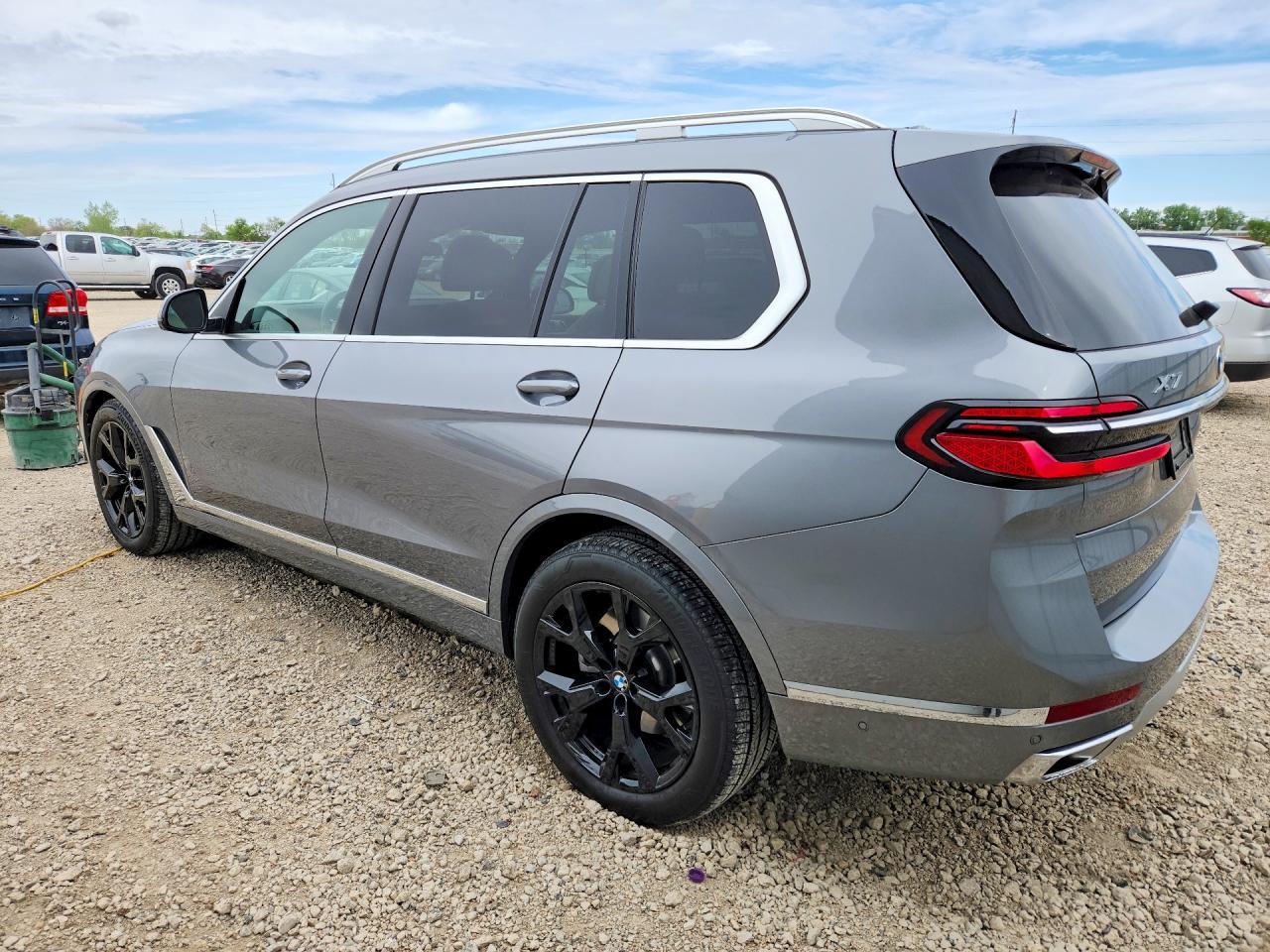 2025 BMW X7 xDrive40I - zdjęcie 2
