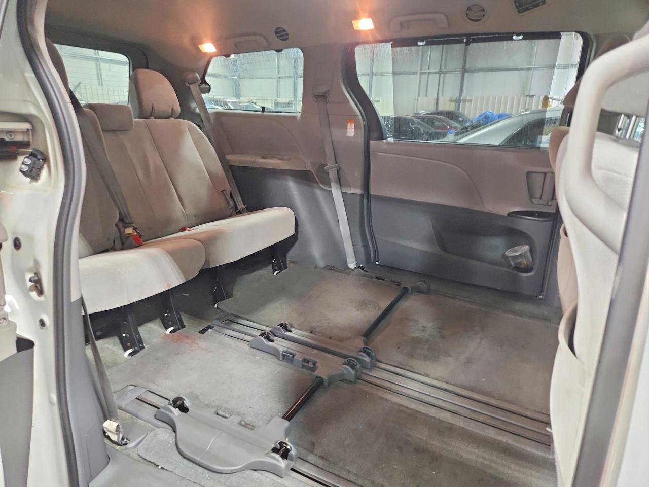 2017 Toyota Sienna Le - zdjęcie 11