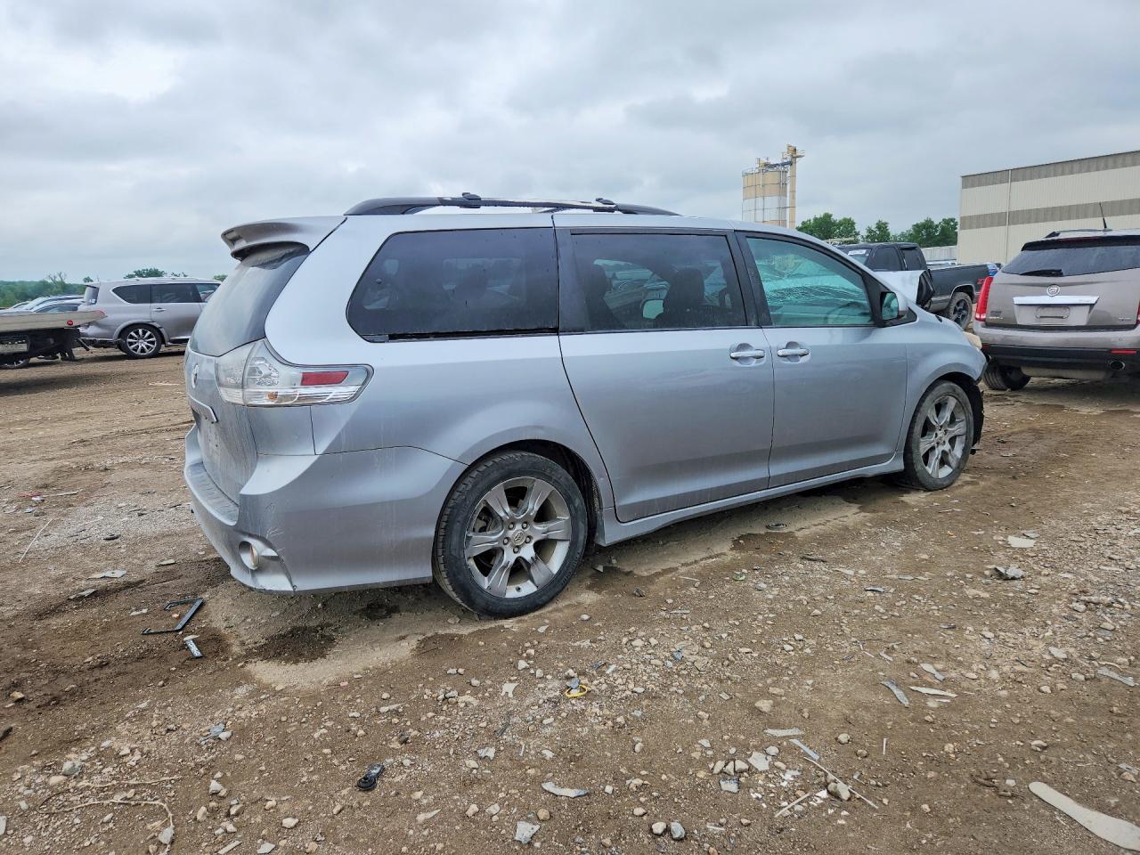 2013 Toyota Sienna Sport - zdjęcie 3