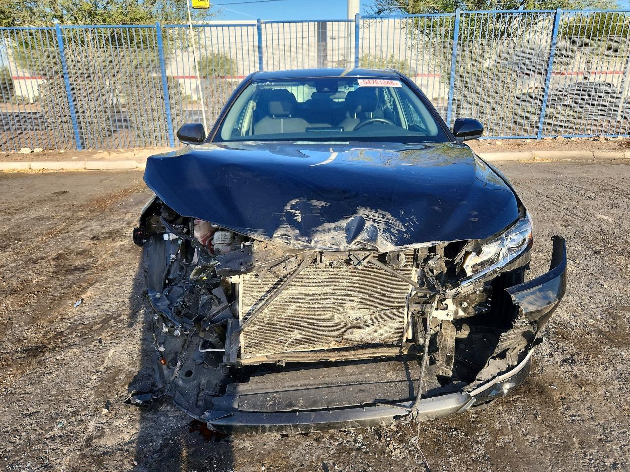 2022 Toyota Camry Le - zdjęcie 5