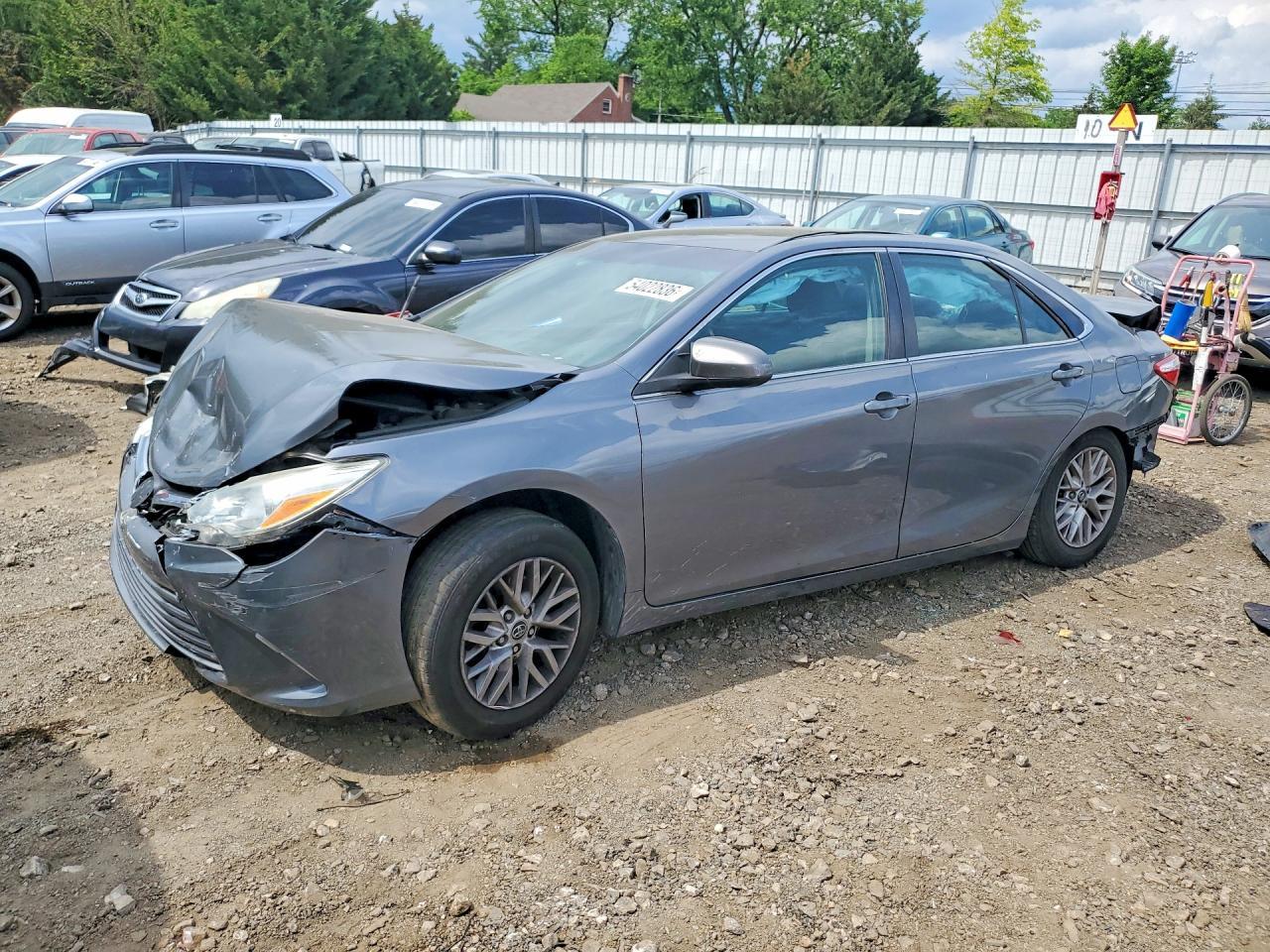 2016 Toyota Camry Le - zdjęcie główne