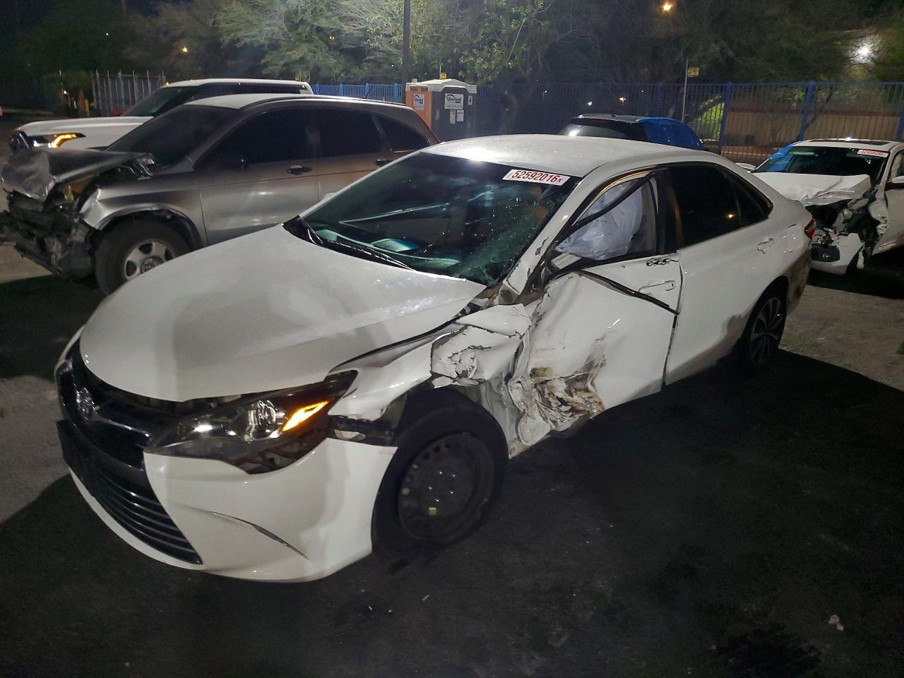 2016 Toyota Camry Le - zdjęcie główne